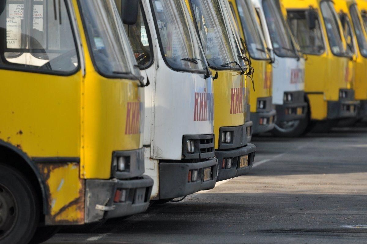 У Києві маршрутка затиснула жінку до тролейбуса