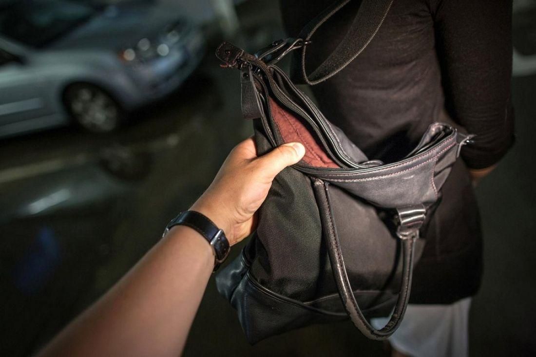 У Києві в чоловіка вкрали сумку з трьома мільйонами: опублікували відео У Києві в чоловіка вкрали сумку з трьома мільйонами: опублікували відео