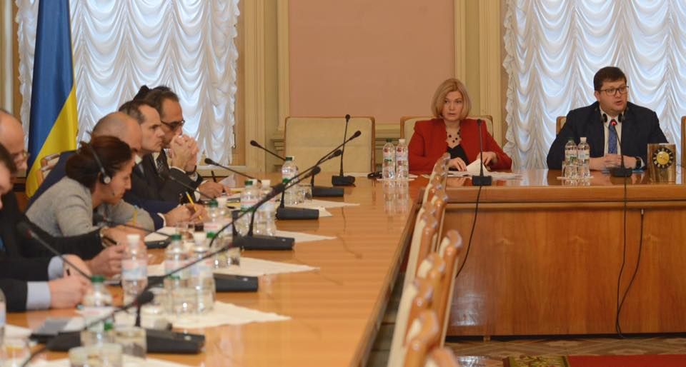 На Донбассе возросло количество украинских заложников, – Геращенко На Донбассе возросло количество украинских заложников, – Геращенко