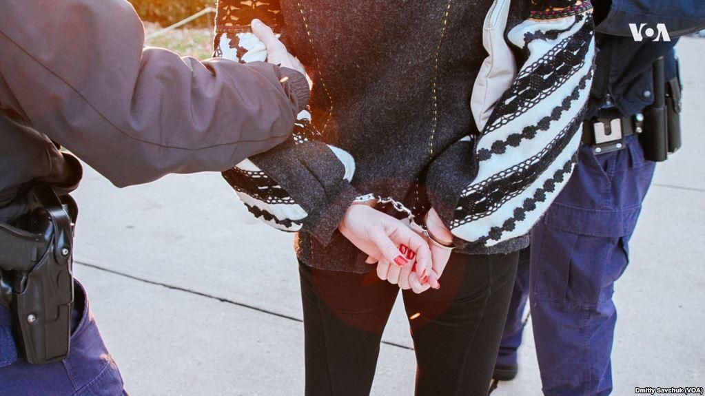 В США арестовали украинскую активистку, которая протестовала против россиян В США арестовали украинскую активистку, которая протестовала против россиян