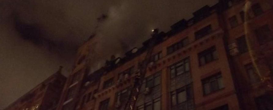 У центрі Києва горить багатоповерхівка У центрі Києва горить багатоповерхівка