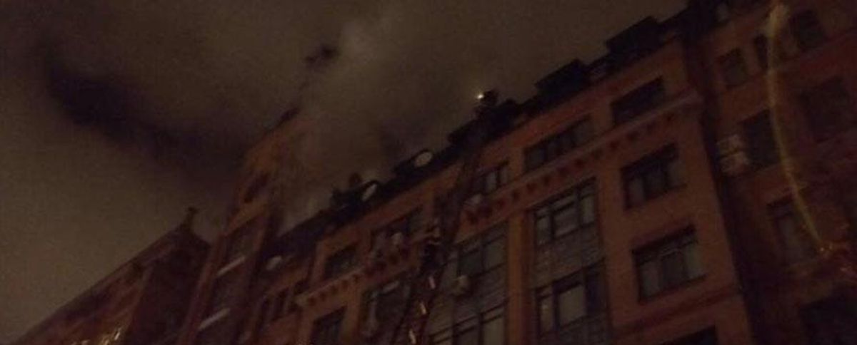 У центрі Києва горить багатоповерхівка У центрі Києва горить багатоповерхівка
