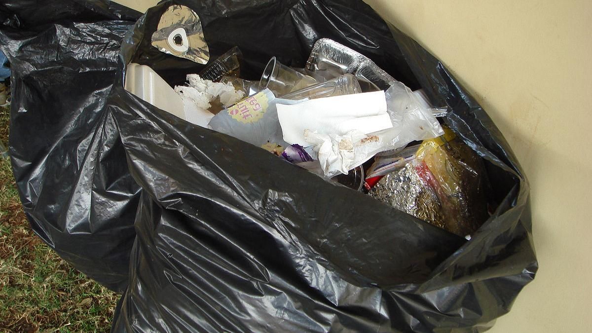 Киевлянину выбросили на голову пакет с мусором, – соцсети Киевлянину выбросили на голову пакет с мусором, – соцсети