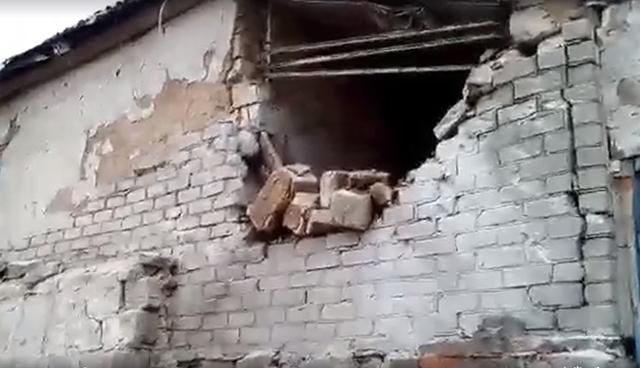 Вирви від снарядів у людський зріст: з’явилися фото з обстріляної бойовиками Бахмутки Вирви від снарядів у людський зріст: з’явилися фото з обстріляної бойовиками Бахмутки