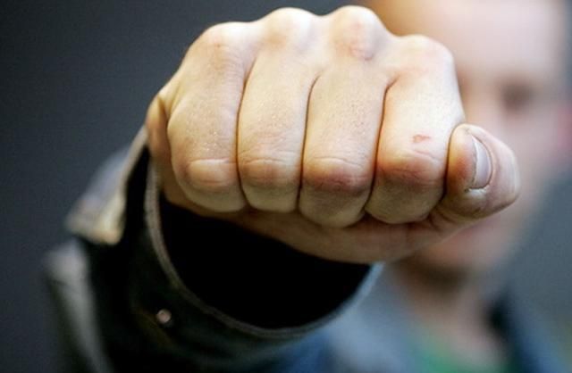 Депутати влаштували бійку з погрозами зброєю на Закарпатті: опубліковано відео Депутати влаштували бійку з погрозами зброєю на Закарпатті: опубліковано відео