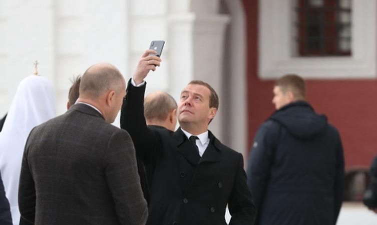 Медведев похвастался новеньким iPhone X – фото