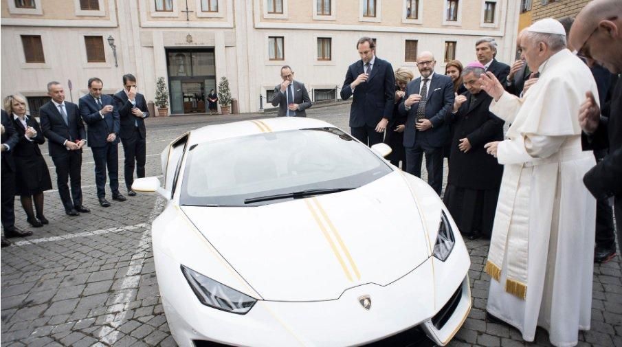 Папе Римскому подарили уникальное Lamborghini: опубликованы фото