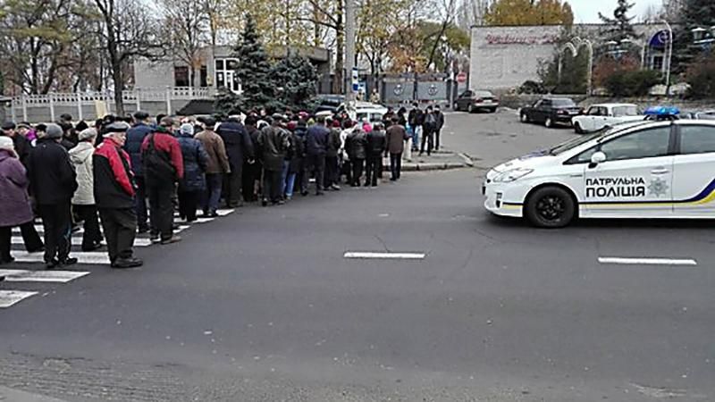 Люди перекрыли мост в Николаеве: известны требования митингующих