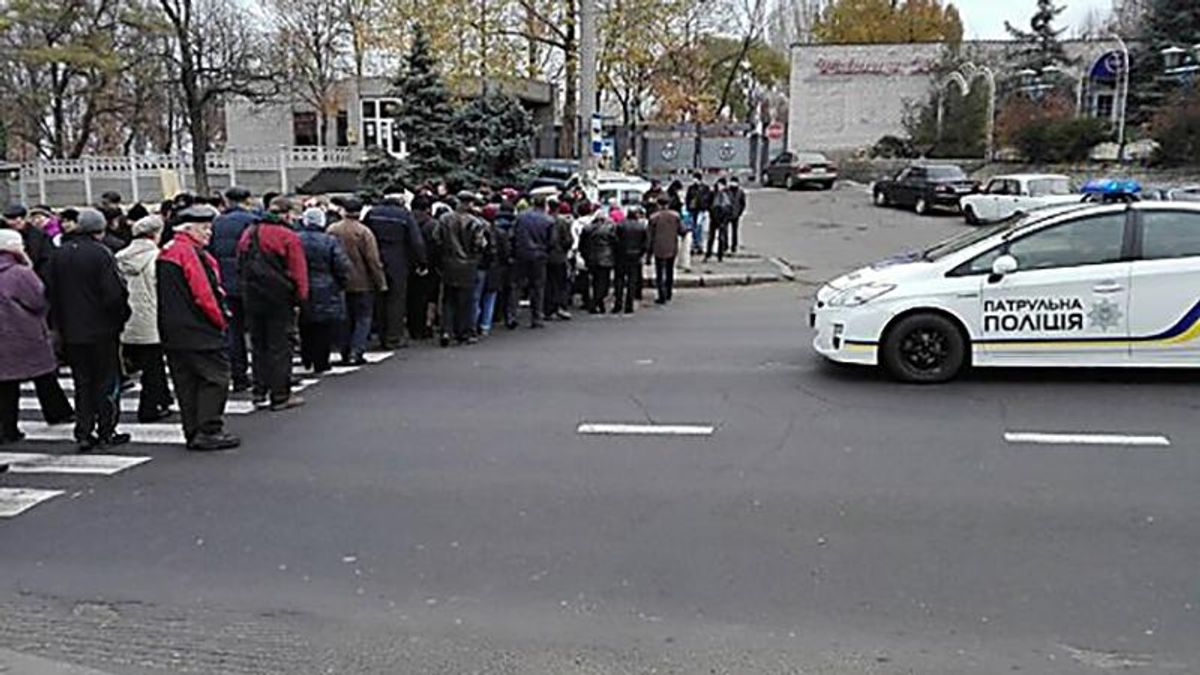 Люди перекрыли мост в Николаеве: известны требования митингующих Люди перекрыли мост в Николаеве: известны требования митингующих