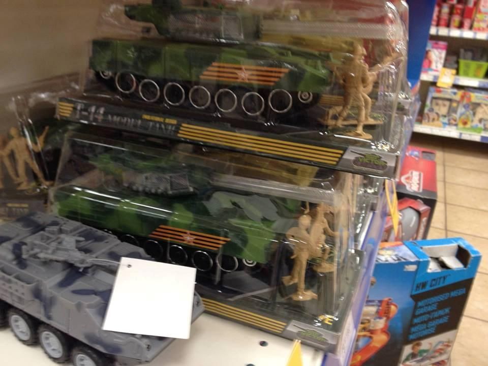 Іграшки з російською символікою знайшли у відомому супермаркеті Києва