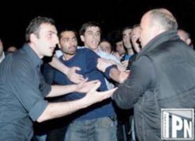 Радикальные христиане избили журналистов в прямом эфире грузинского ТВ Радикальные христиане избили журналистов в прямом эфире грузинского ТВ