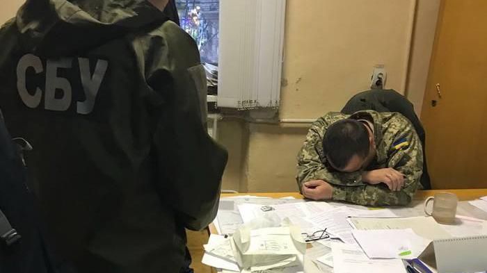 Заступника військового комісара затримали на хабарі Заступника військового комісара затримали на хабарі