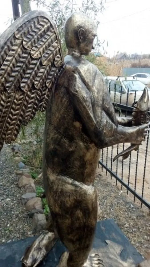 У Росії з'явилася скульптура Путіна у вигляді крилатого ведмедя