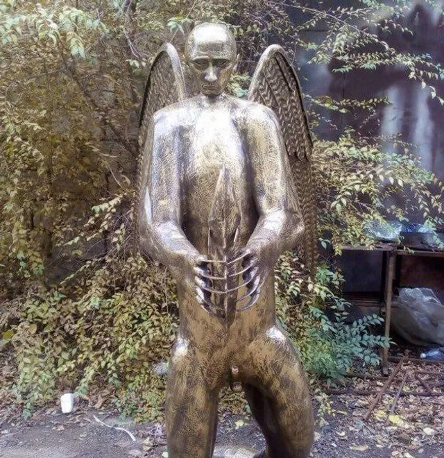 У Росії з'явилася скульптура Путіна у вигляді крилатого ведмедя У Росії з'явилася скульптура Путіна у вигляді крилатого ведмедя