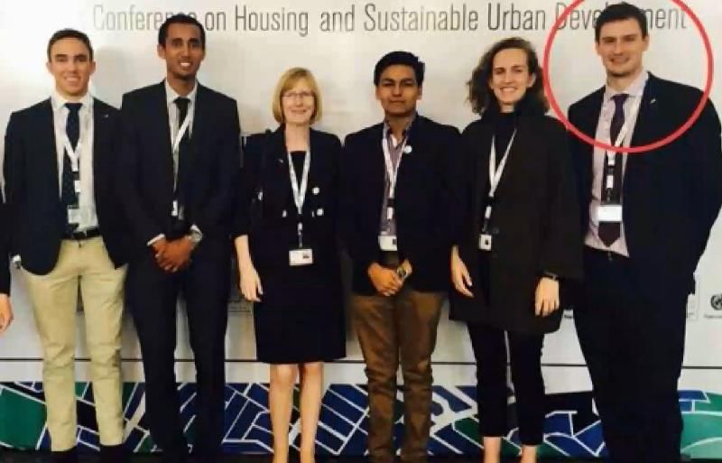 Австралійський дипломат помер через ревнощі та азарт, випавши з балкону в США
Австралійський дипломат помер через ревнощі та азарт, випавши з балкону в США