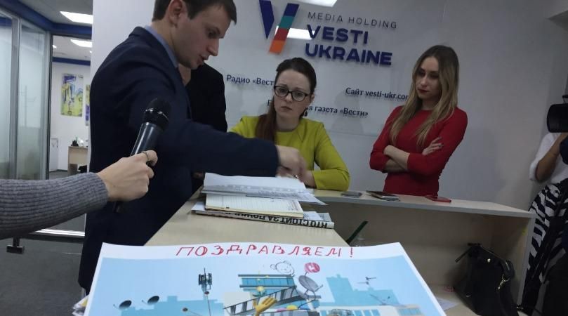 В редакцию холдинга "Вести" снова пришли правоохранители В редакцию холдинга "Вести" снова пришли правоохранители