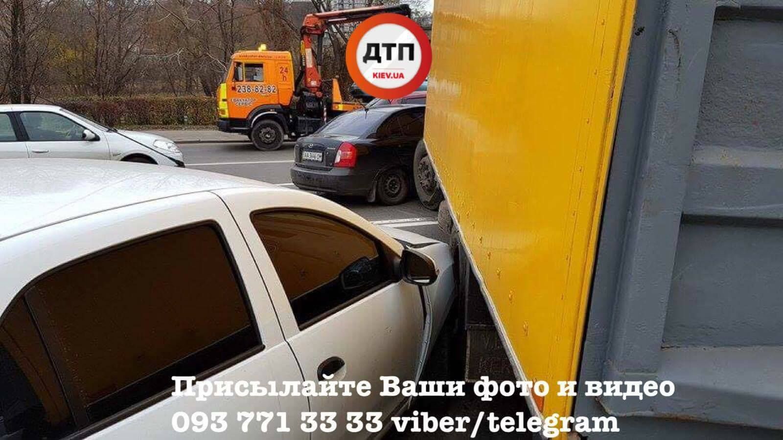 В Киеве грузовик без тормозов протаранил 4 авто фото и видео
