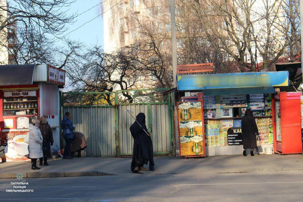 В Хмельницком полиция привлекла к работе смерть с косой: фото В Хмельницком полиция привлекла к работе смерть с косой: фото