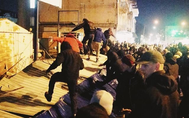 В Киеве члены "Нацкорпуса" разбили площадку скандального строительства В Киеве члены "Нацкорпуса" разбили площадку скандального строительства