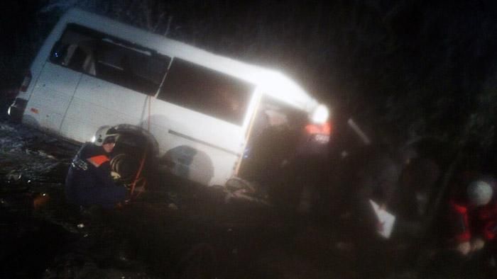 Пасажирський автобус у Росії врізався у лісовоз: багато загиблих