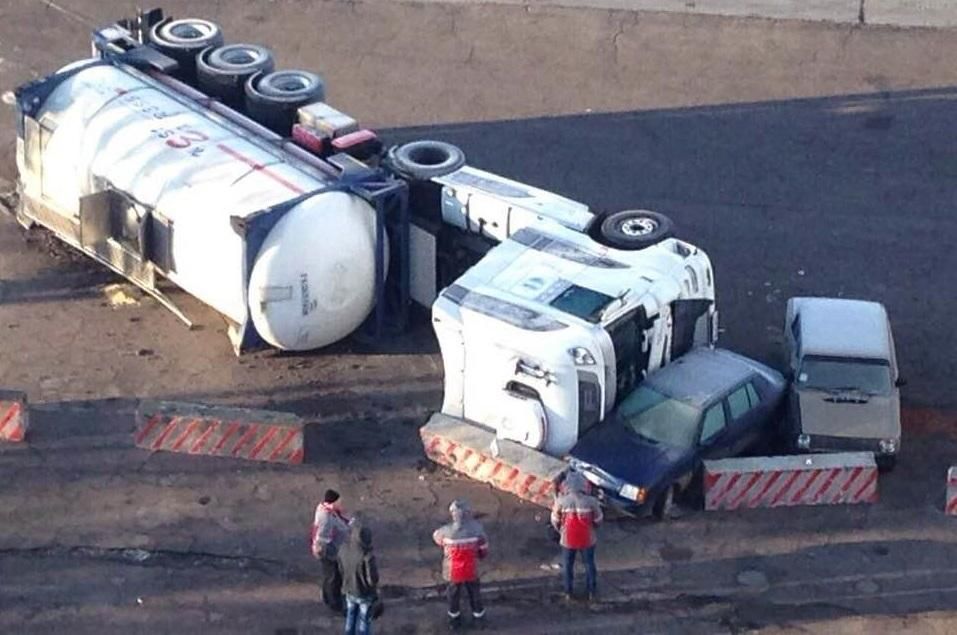 На территории "Авдеевского коксохима" перевернулся бензовоз На территории "Авдеевского коксохима" перевернулся бензовоз