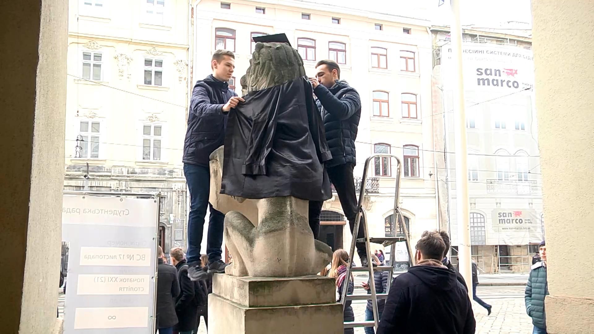 Во Львове посвятили в студенты каменных львов: видео Во Львове посвятили в студенты каменных львов: видео