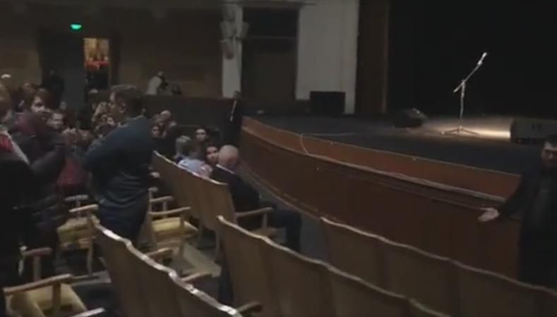 В Одессе сорвали концерт российского артиста Райкина: активисты ворвались в театр В Одессе сорвали концерт российского артиста Райкина: активисты ворвались в театр