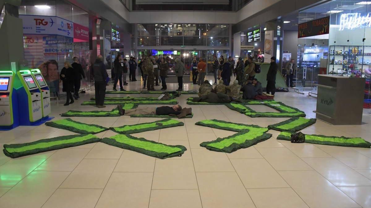"ПРХ ПНХ": люди в камуфляже оккупировали аэропорт "Жуляны" в Киеве