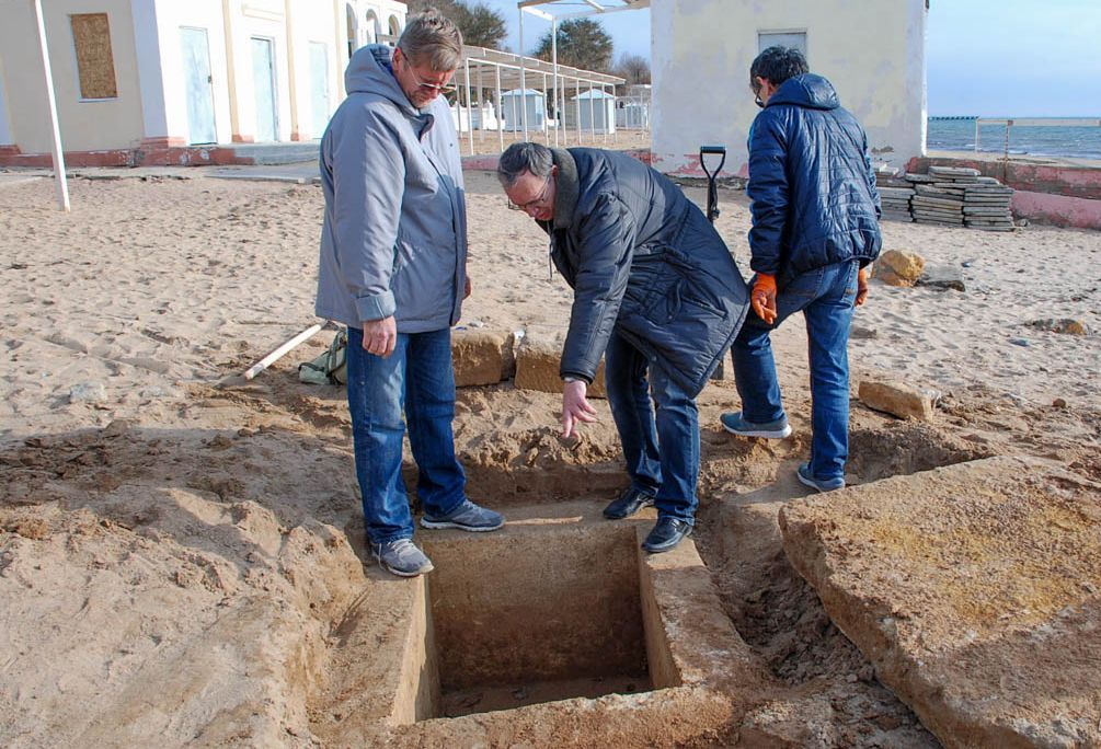 На пляже в оккупированной Евпатории прохожий случайно нашел древнюю могилу