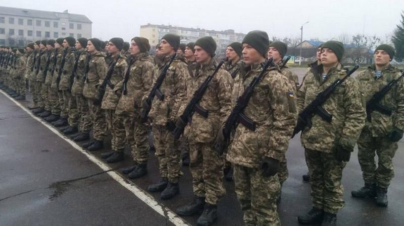 Почти 400 десантников торжественно приняли присягу в Житомире: появилось видео