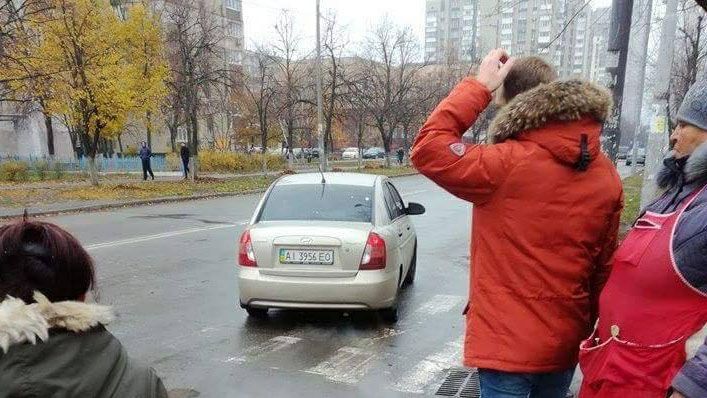 У Києві посеред білого дня викрали жінку: відео інциденту з камер стеження