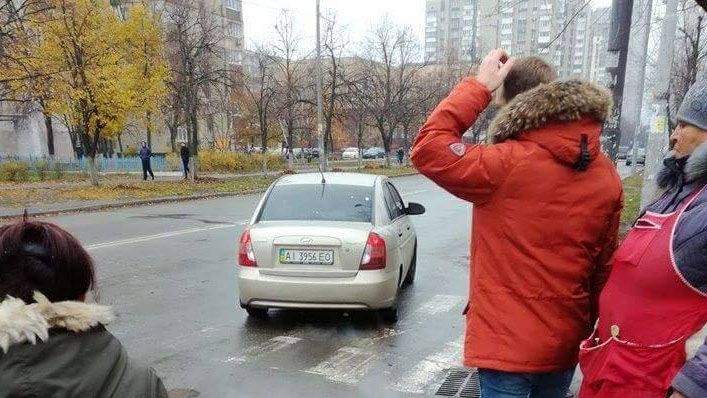 В Киеве средь бела дня похитили женщину: видео инцидента с камер слежения В Киеве средь бела дня похитили женщину: видео инцидента с камер слежения