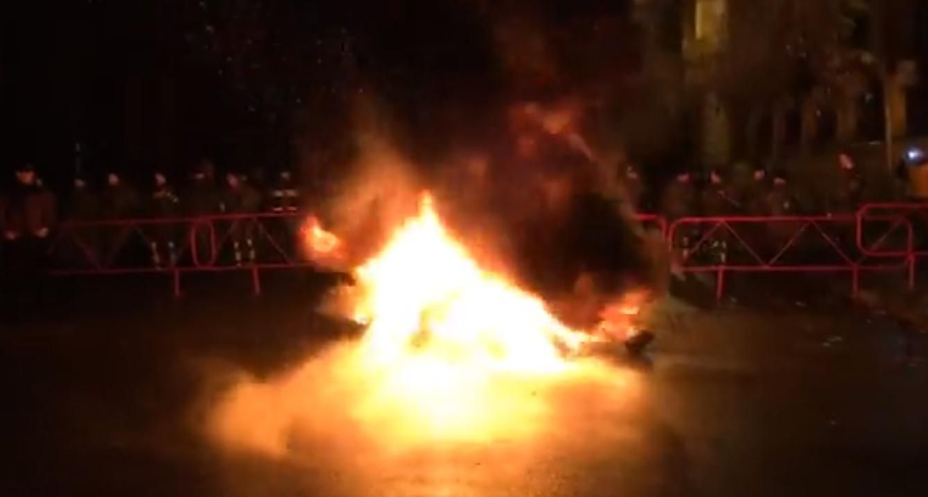 Під Адміністрацією Президента запалили шини Під Адміністрацією Президента запалили шини