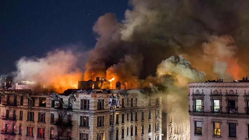 Появились жуткие видео с места пожара в Нью-Йорке Появились жуткие видео с места пожара в Нью-Йорке