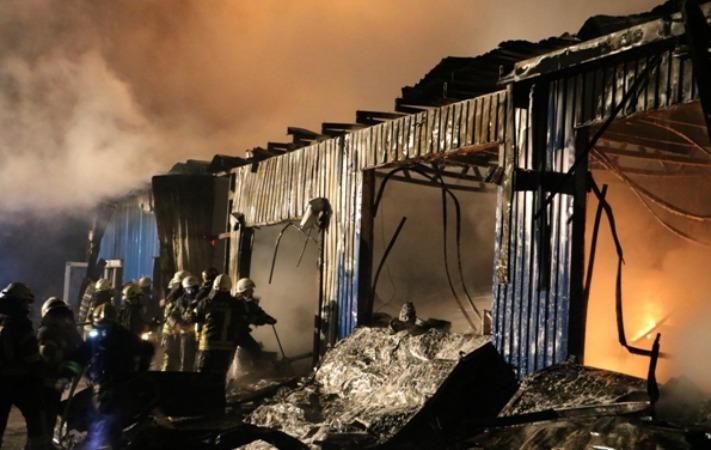 Ночью в Киеве горели склады: опубликованы фото