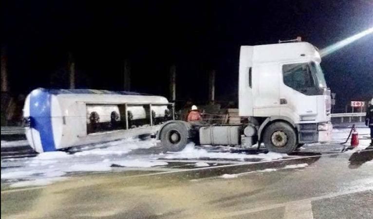 Бензовоз с горючим перевернулся на трассе под Львовом: фото аварии Бензовоз с горючим перевернулся на трассе под Львовом: фото аварии