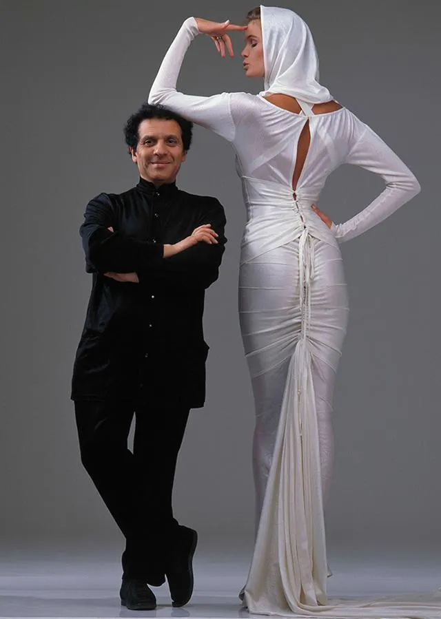 Модельєр Аззедін Алайя з моделлю Модельєр Аззедін Алайя з моделлю