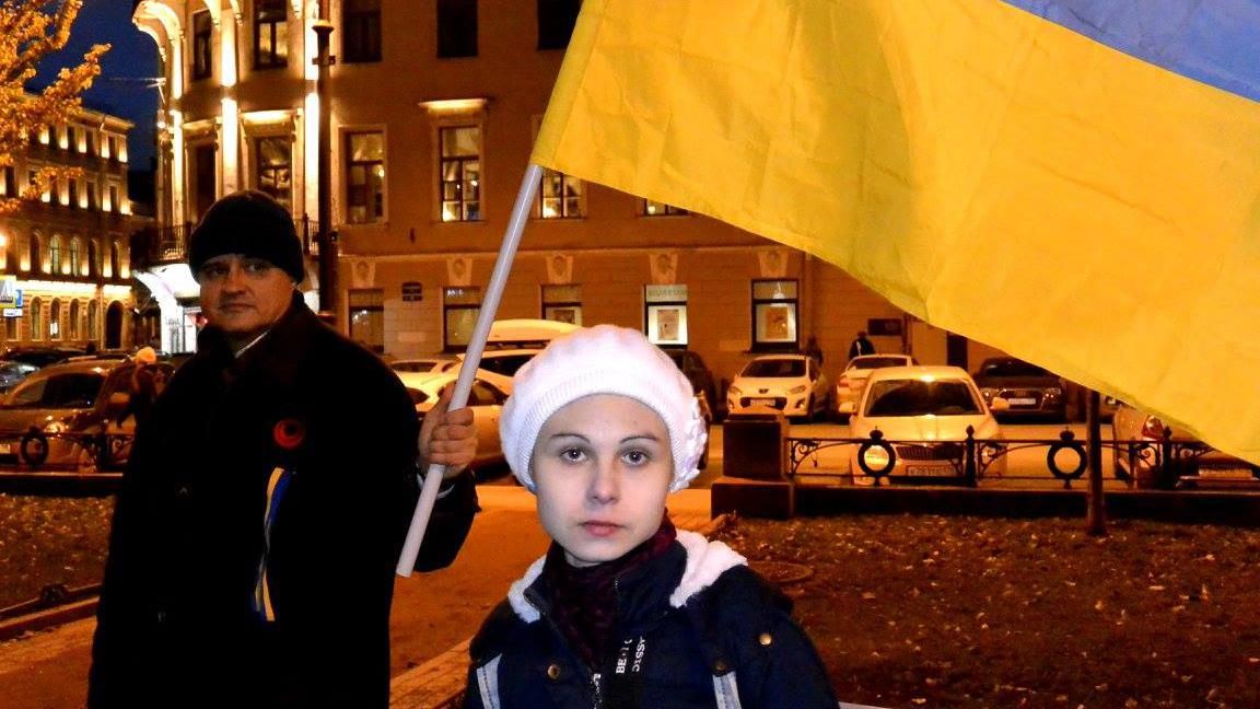 В России люди вышли с украинскими флагами против агрессии Кремля
