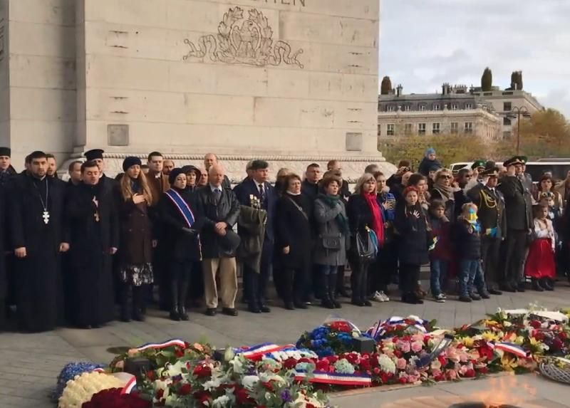 В Париже почтили жертв Голодомора: фоторепортаж
