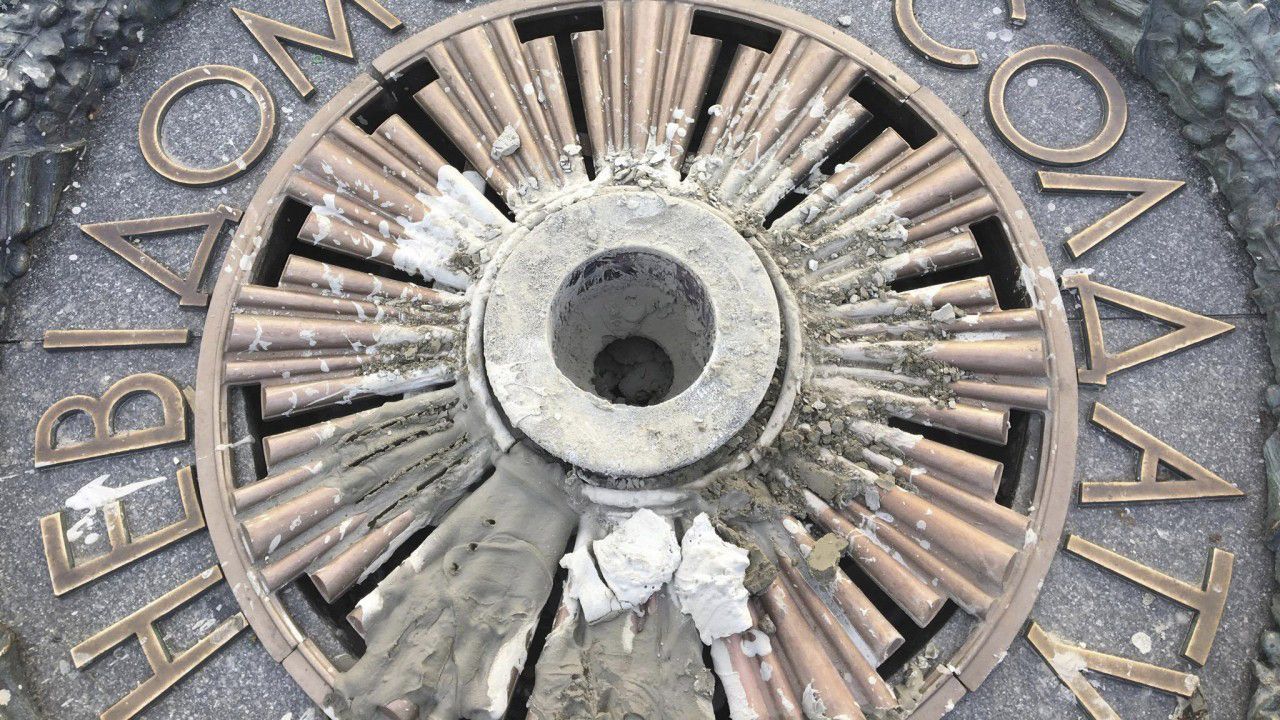 У Києві вандали вдруге залили Вічний вогонь цементом: фото У Києві вандали вдруге залили Вічний вогонь цементом: фото