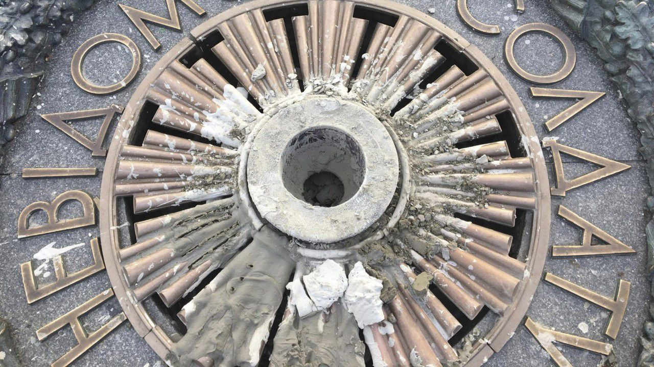 У Києві вандали вдруге залили Вічний вогонь цементом: фото У Києві вандали вдруге залили Вічний вогонь цементом: фото