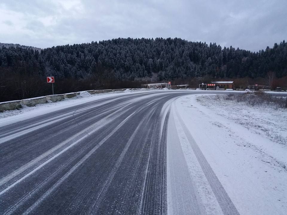 Сніг спричинив серйозну ожеледицю на Львівщині: на дорогах "тягучки" Сніг спричинив серйозну ожеледицю на Львівщині: на дорогах "тягучки"