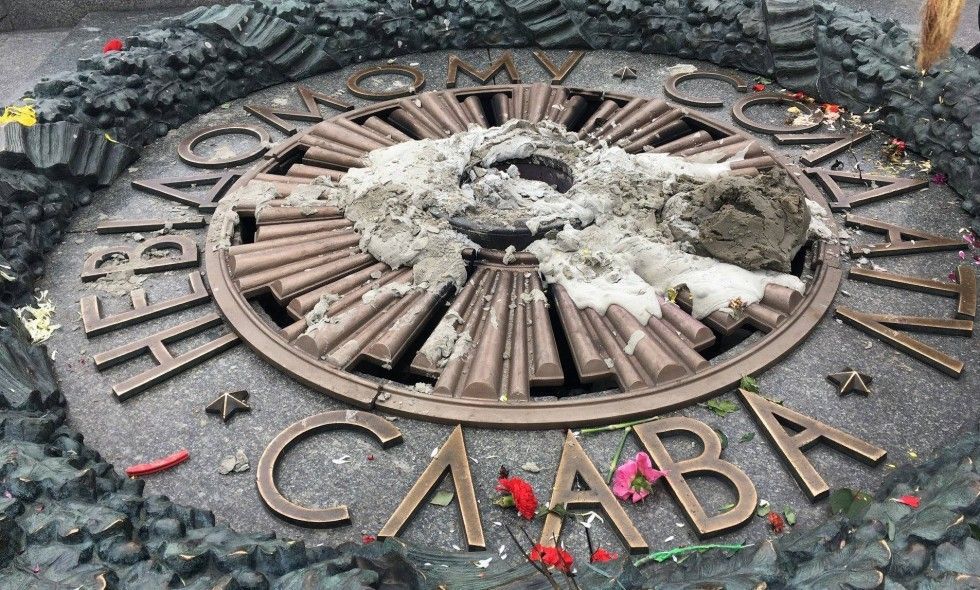У мережі показали відео, як вандали заливають цементом Вічний вогонь у Києві