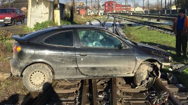 Водитель оставил разбитое авто на польских номерах на железнодорожном пути и скрылся с места происшествия