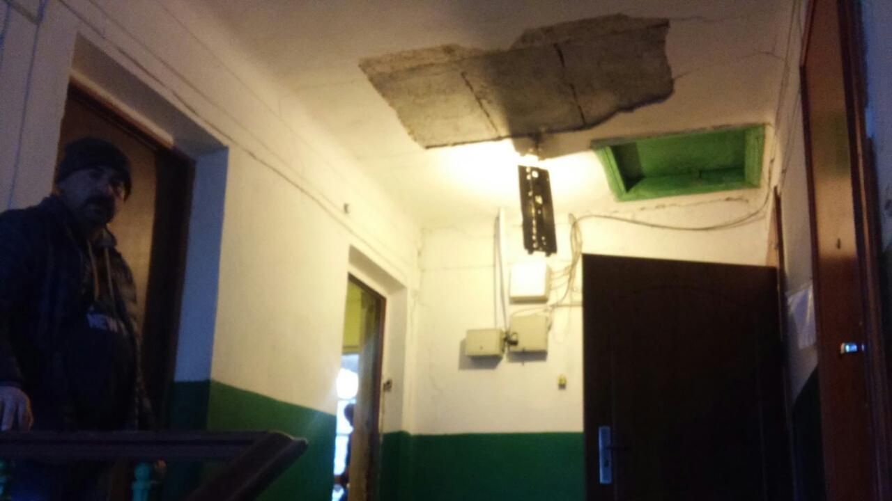 У Житомирі терміново евакуювали людей з аварійного будинку: фото, відео У Житомирі терміново евакуювали людей з аварійного будинку: фото, відео