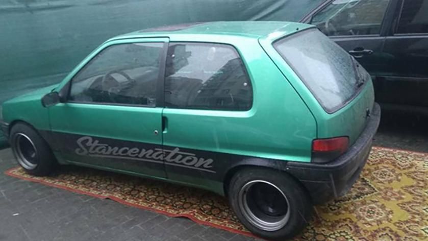 Водитель-"алладин" из Минска припарковался на ковре: курьезные фото Водитель-"алладин" из Минска припарковался на ковре: курьезные фото