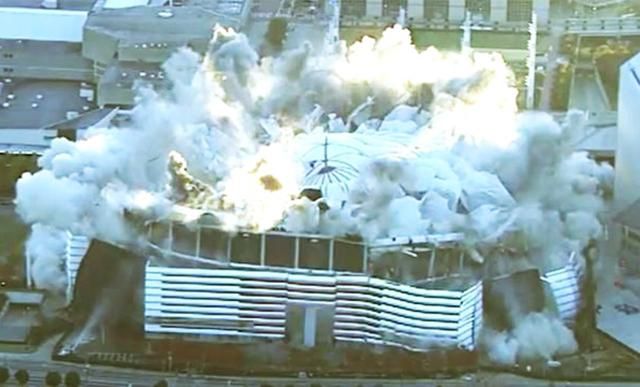 В США мощным взрывом снесли футбольный стадион: зрелищное видео В США мощным взрывом снесли футбольный стадион: зрелищное видео