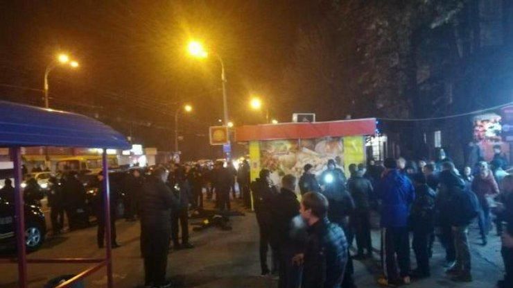 В Киеве активисты "Национального корпуса" разгромили лотерейные киоски В Киеве активисты "Национального корпуса" разгромили лотерейные киоски