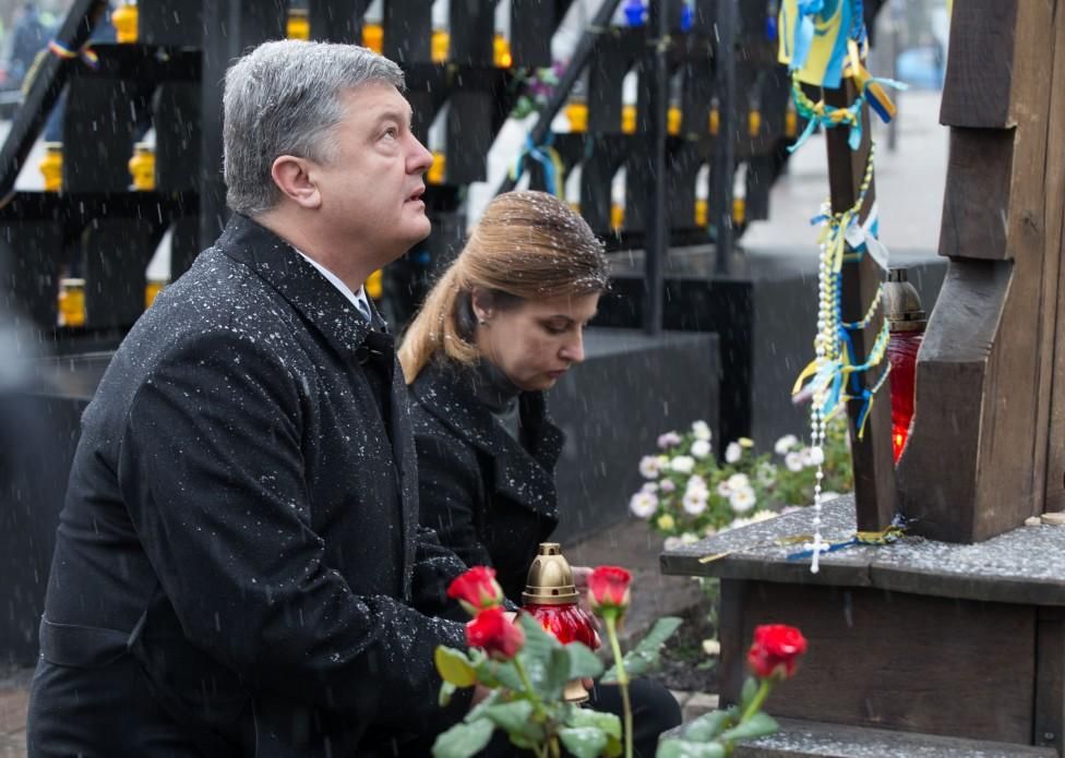 Порошенко с женой, Гройсман и Парубий почтили память Героев Небесной Сотни: фото Порошенко с женой, Гройсман и Парубий почтили память Героев Небесной Сотни: фото