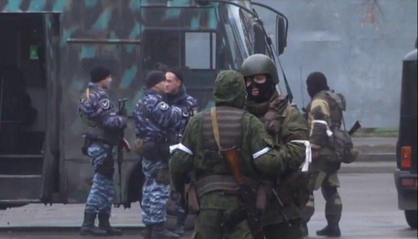У Луганську "військовий переворот": бойовики оточили центр міста